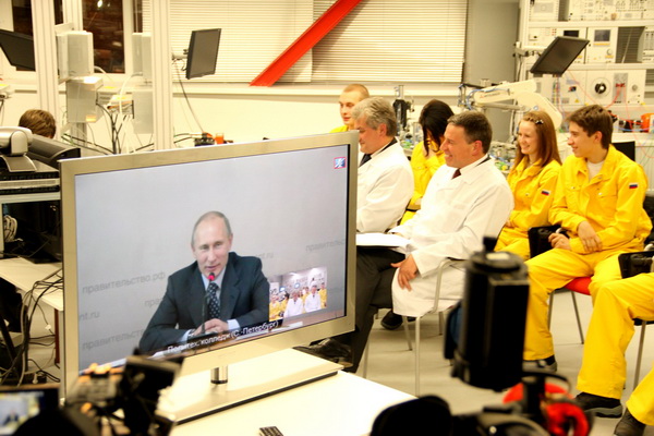 6. Прямая линия. Владимир Путин - акционер компании ЧТПЗ Андрей Комаров и студенты Образоваетльного центра_новый размер.jpg